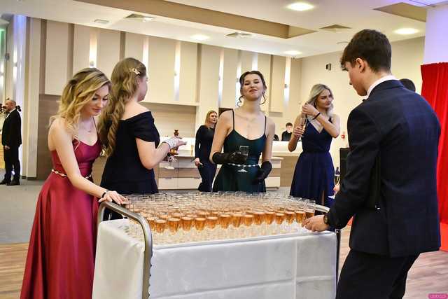 [WIDEO/FOTO] Ależ zabawa! Maturzyści z III LO w Świdnicy bawili się na balu studniówkowym