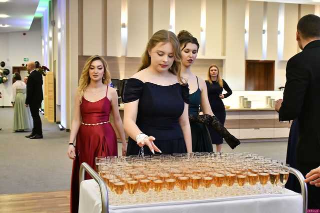[WIDEO/FOTO] Ależ zabawa! Maturzyści z III LO w Świdnicy bawili się na balu studniówkowym