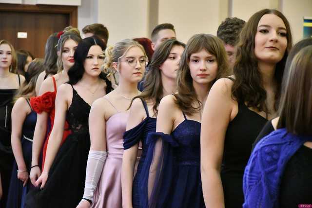 [WIDEO/FOTO] Ależ zabawa! Maturzyści z III LO w Świdnicy bawili się na balu studniówkowym
