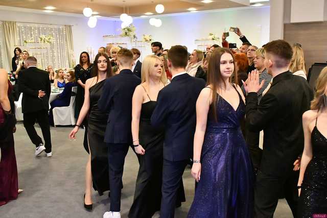 [WIDEO/FOTO] Ależ zabawa! Maturzyści z III LO w Świdnicy bawili się na balu studniówkowym