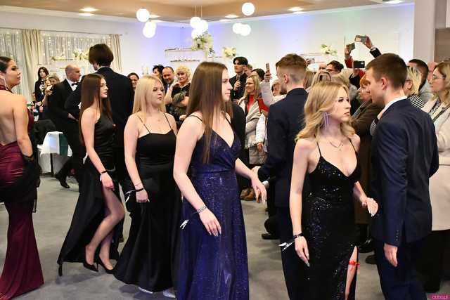 [WIDEO/FOTO] Ależ zabawa! Maturzyści z III LO w Świdnicy bawili się na balu studniówkowym