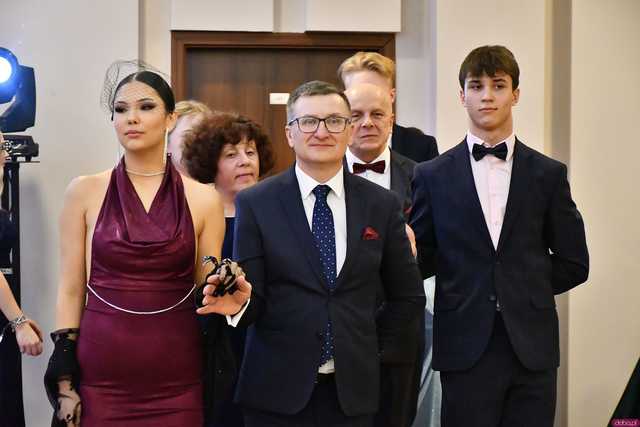 [WIDEO/FOTO] Ależ zabawa! Maturzyści z III LO w Świdnicy bawili się na balu studniówkowym