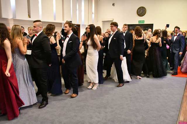 [WIDEO/FOTO] Ależ zabawa! Maturzyści z III LO w Świdnicy bawili się na balu studniówkowym