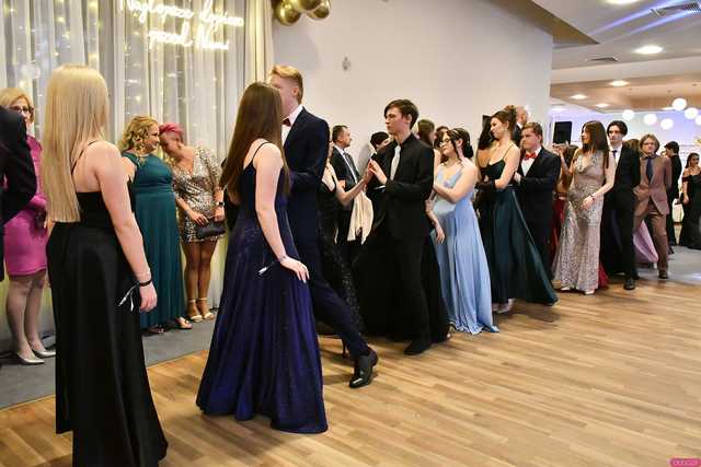 [WIDEO/FOTO] Ależ zabawa! Maturzyści z III LO w Świdnicy bawili się na balu studniówkowym