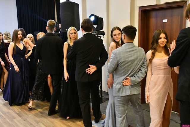 [WIDEO/FOTO] Ależ zabawa! Maturzyści z III LO w Świdnicy bawili się na balu studniówkowym