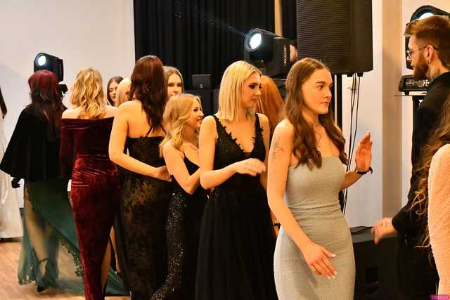 [WIDEO/FOTO] Ależ zabawa! Maturzyści z III LO w Świdnicy bawili się na balu studniówkowym