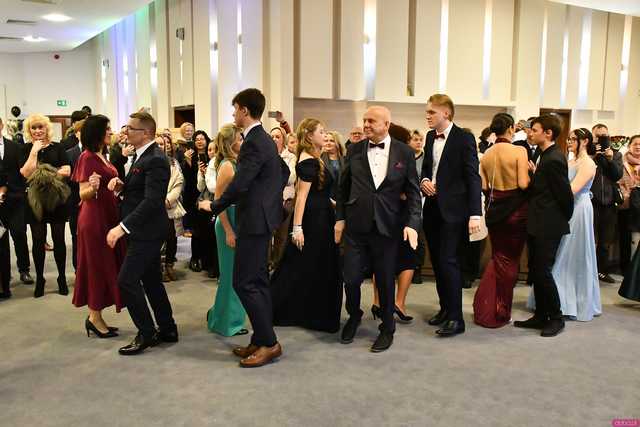 [WIDEO/FOTO] Ależ zabawa! Maturzyści z III LO w Świdnicy bawili się na balu studniówkowym