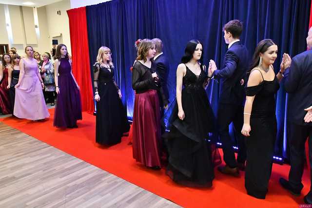 [WIDEO/FOTO] Ależ zabawa! Maturzyści z III LO w Świdnicy bawili się na balu studniówkowym