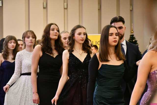[WIDEO/FOTO] Ależ zabawa! Maturzyści z III LO w Świdnicy bawili się na balu studniówkowym