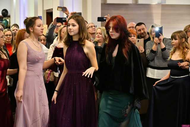 [WIDEO/FOTO] Ależ zabawa! Maturzyści z III LO w Świdnicy bawili się na balu studniówkowym