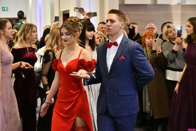 [WIDEO/FOTO] Ależ zabawa! Maturzyści z III LO w Świdnicy bawili się na balu studniówkowym