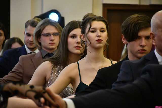 [WIDEO/FOTO] Ależ zabawa! Maturzyści z III LO w Świdnicy bawili się na balu studniówkowym