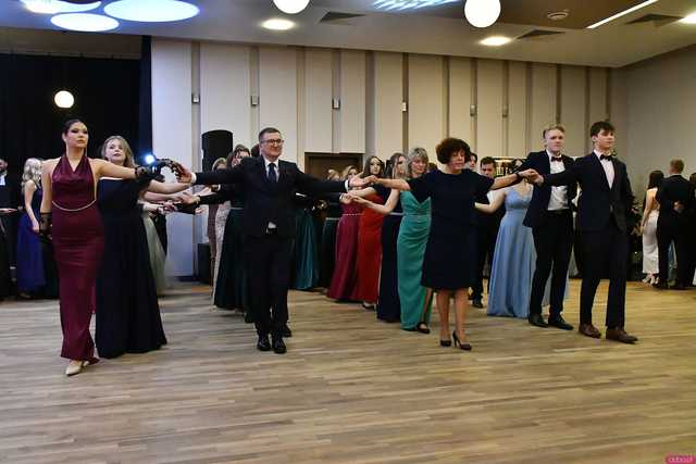 [WIDEO/FOTO] Ależ zabawa! Maturzyści z III LO w Świdnicy bawili się na balu studniówkowym