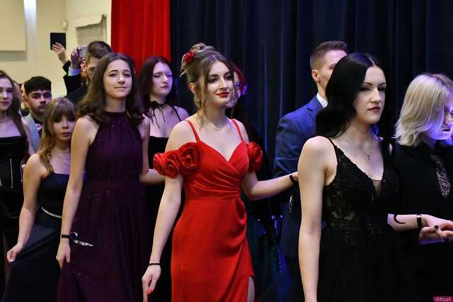 [WIDEO/FOTO] Ależ zabawa! Maturzyści z III LO w Świdnicy bawili się na balu studniówkowym