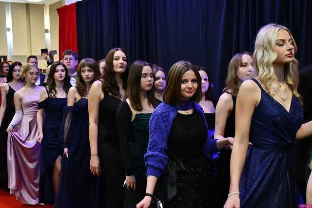 [WIDEO/FOTO] Ależ zabawa! Maturzyści z III LO w Świdnicy bawili się na balu studniówkowym