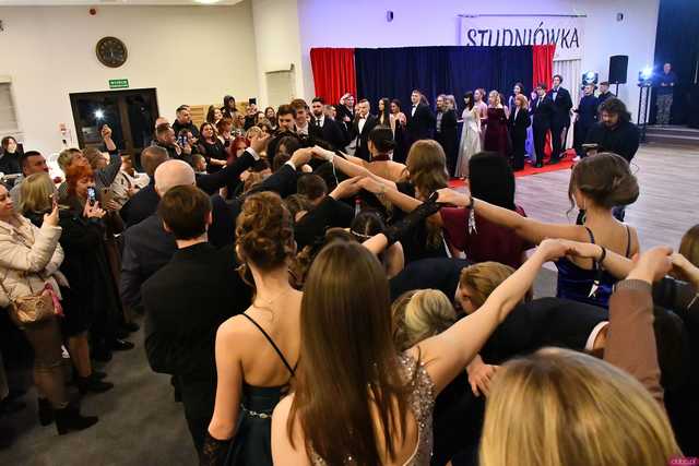 [WIDEO/FOTO] Ależ zabawa! Maturzyści z III LO w Świdnicy bawili się na balu studniówkowym