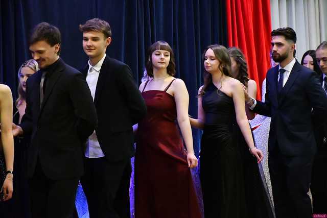 [WIDEO/FOTO] Ależ zabawa! Maturzyści z III LO w Świdnicy bawili się na balu studniówkowym