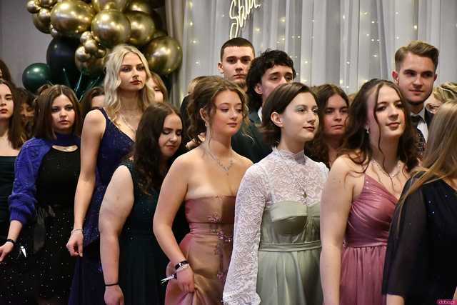[WIDEO/FOTO] Ależ zabawa! Maturzyści z III LO w Świdnicy bawili się na balu studniówkowym