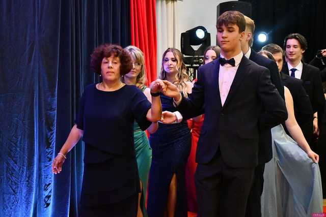 [WIDEO/FOTO] Ależ zabawa! Maturzyści z III LO w Świdnicy bawili się na balu studniówkowym