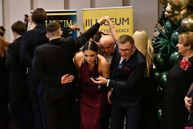 [WIDEO/FOTO] Ależ zabawa! Maturzyści z III LO w Świdnicy bawili się na balu studniówkowym