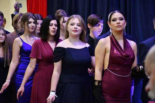 [WIDEO/FOTO] Ależ zabawa! Maturzyści z III LO w Świdnicy bawili się na balu studniówkowym