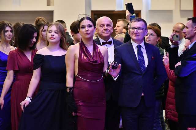 [WIDEO/FOTO] Ależ zabawa! Maturzyści z III LO w Świdnicy bawili się na balu studniówkowym