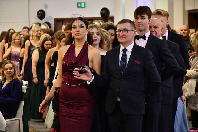 [WIDEO/FOTO] Ależ zabawa! Maturzyści z III LO w Świdnicy bawili się na balu studniówkowym