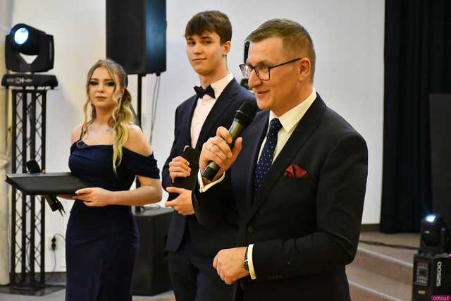 [WIDEO/FOTO] Ależ zabawa! Maturzyści z III LO w Świdnicy bawili się na balu studniówkowym