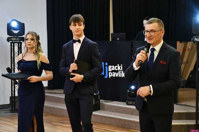 [WIDEO/FOTO] Ależ zabawa! Maturzyści z III LO w Świdnicy bawili się na balu studniówkowym