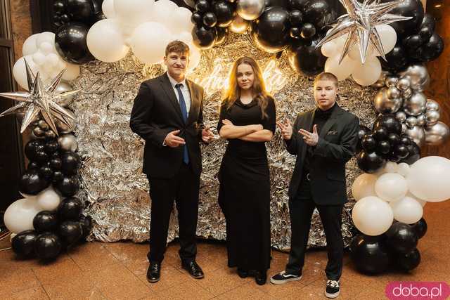 [FOTO] Ten dzień zapamiętają na długo! Studniówka Zespołu Szkół nr 1 w Świdnicy