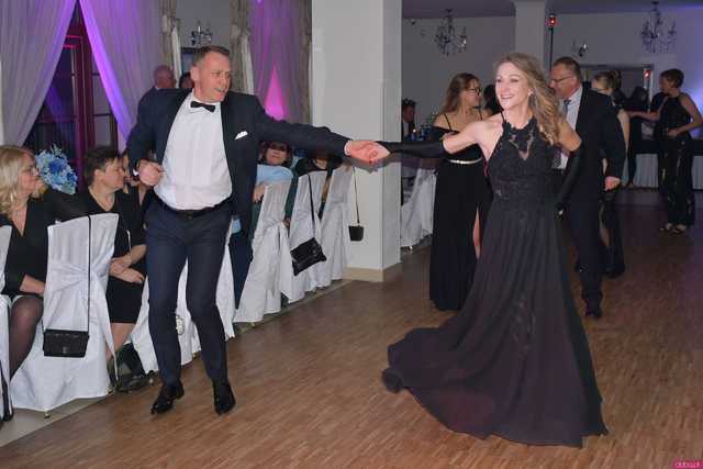 [WIDEO/FOTO] Szykowne stroje, uroczysty polonez i doskonała zabawa! Studniówka Zespołu Szkół Centrum Kształcenia Rolniczego w Mokrzeszowie