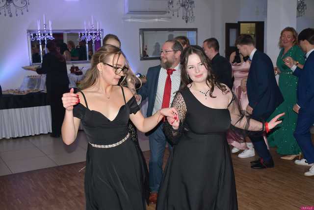 [WIDEO/FOTO] Szykowne stroje, uroczysty polonez i doskonała zabawa! Studniówka Zespołu Szkół Centrum Kształcenia Rolniczego w Mokrzeszowie