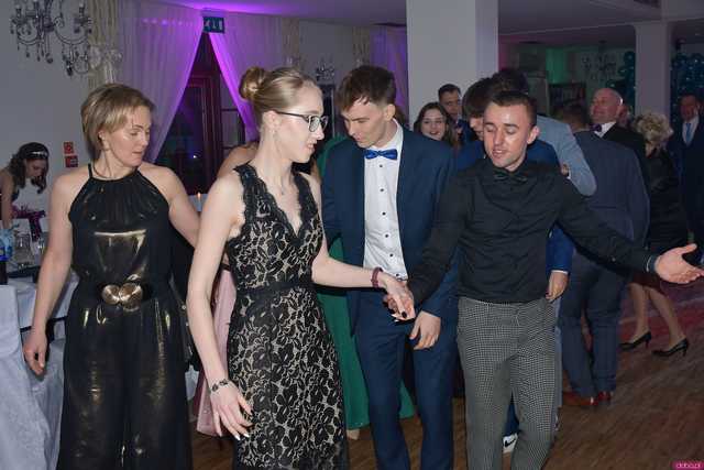 [WIDEO/FOTO] Szykowne stroje, uroczysty polonez i doskonała zabawa! Studniówka Zespołu Szkół Centrum Kształcenia Rolniczego w Mokrzeszowie
