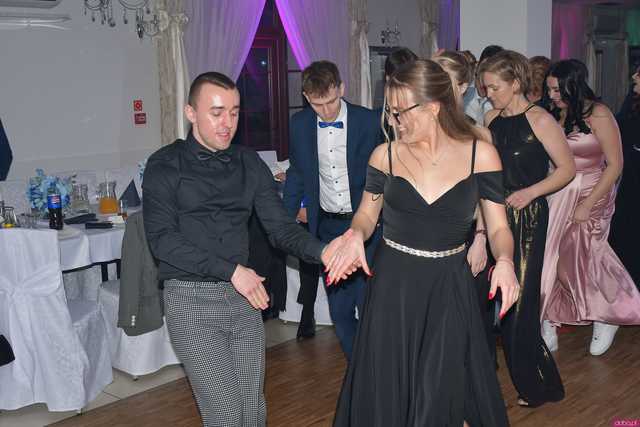 [WIDEO/FOTO] Szykowne stroje, uroczysty polonez i doskonała zabawa! Studniówka Zespołu Szkół Centrum Kształcenia Rolniczego w Mokrzeszowie