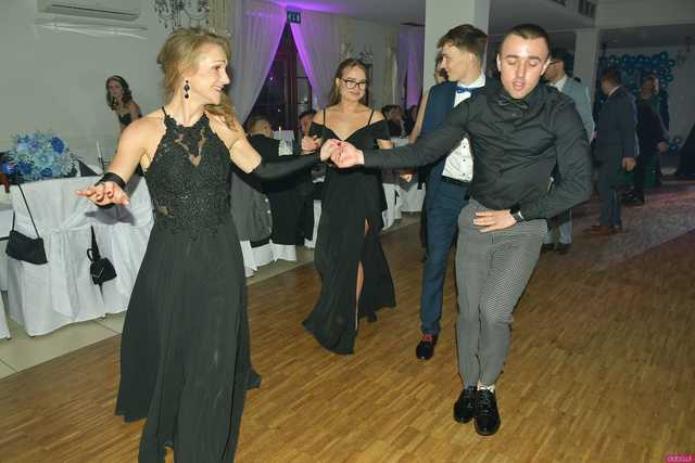 [WIDEO/FOTO] Szykowne stroje, uroczysty polonez i doskonała zabawa! Studniówka Zespołu Szkół Centrum Kształcenia Rolniczego w Mokrzeszowie