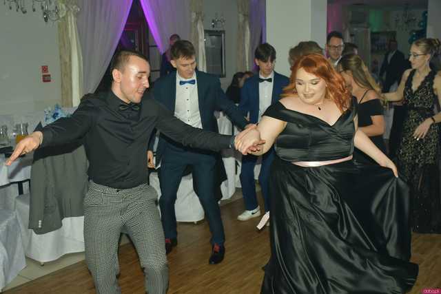 [WIDEO/FOTO] Szykowne stroje, uroczysty polonez i doskonała zabawa! Studniówka Zespołu Szkół Centrum Kształcenia Rolniczego w Mokrzeszowie