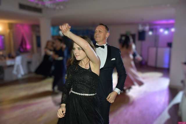 [WIDEO/FOTO] Szykowne stroje, uroczysty polonez i doskonała zabawa! Studniówka Zespołu Szkół Centrum Kształcenia Rolniczego w Mokrzeszowie