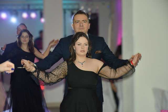 [WIDEO/FOTO] Szykowne stroje, uroczysty polonez i doskonała zabawa! Studniówka Zespołu Szkół Centrum Kształcenia Rolniczego w Mokrzeszowie