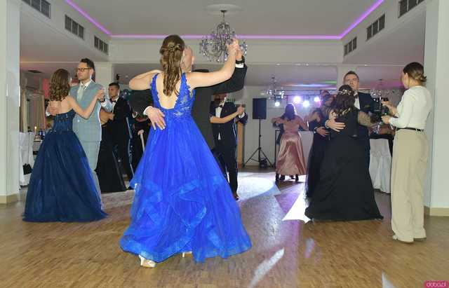 [WIDEO/FOTO] Szykowne stroje, uroczysty polonez i doskonała zabawa! Studniówka Zespołu Szkół Centrum Kształcenia Rolniczego w Mokrzeszowie