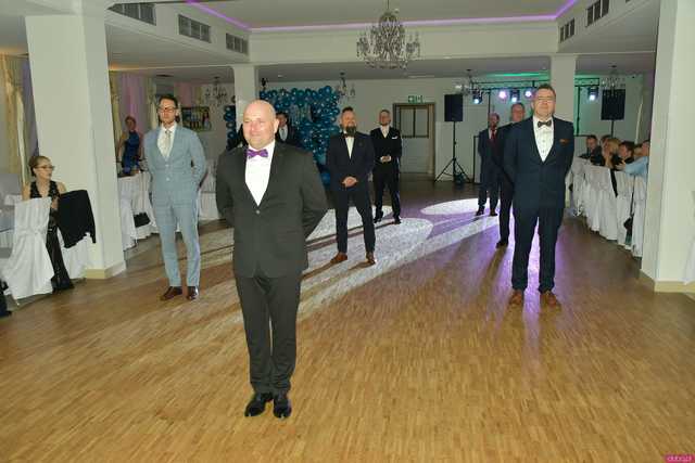 [WIDEO/FOTO] Szykowne stroje, uroczysty polonez i doskonała zabawa! Studniówka Zespołu Szkół Centrum Kształcenia Rolniczego w Mokrzeszowie