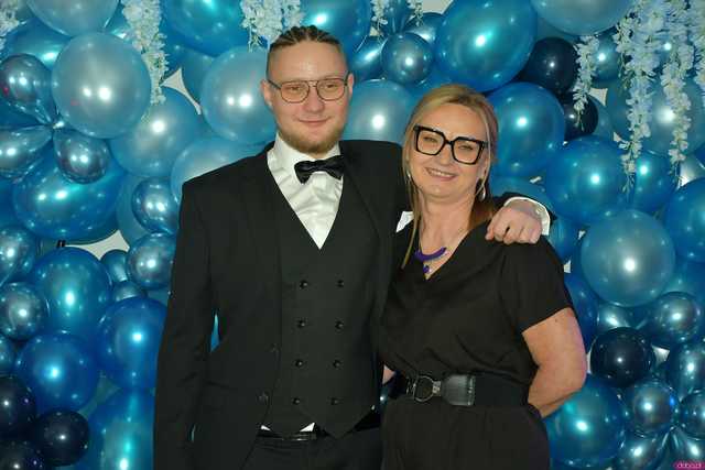 [WIDEO/FOTO] Szykowne stroje, uroczysty polonez i doskonała zabawa! Studniówka Zespołu Szkół Centrum Kształcenia Rolniczego w Mokrzeszowie