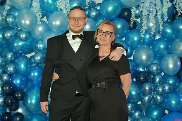 [WIDEO/FOTO] Szykowne stroje, uroczysty polonez i doskonała zabawa! Studniówka Zespołu Szkół Centrum Kształcenia Rolniczego w Mokrzeszowie