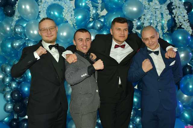 [WIDEO/FOTO] Szykowne stroje, uroczysty polonez i doskonała zabawa! Studniówka Zespołu Szkół Centrum Kształcenia Rolniczego w Mokrzeszowie