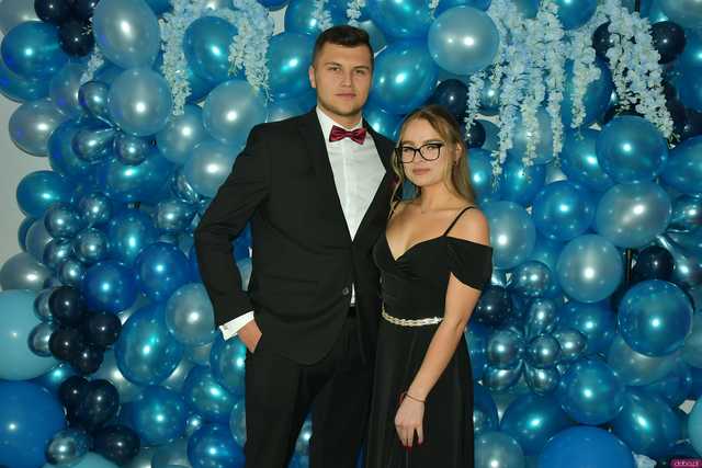[WIDEO/FOTO] Szykowne stroje, uroczysty polonez i doskonała zabawa! Studniówka Zespołu Szkół Centrum Kształcenia Rolniczego w Mokrzeszowie