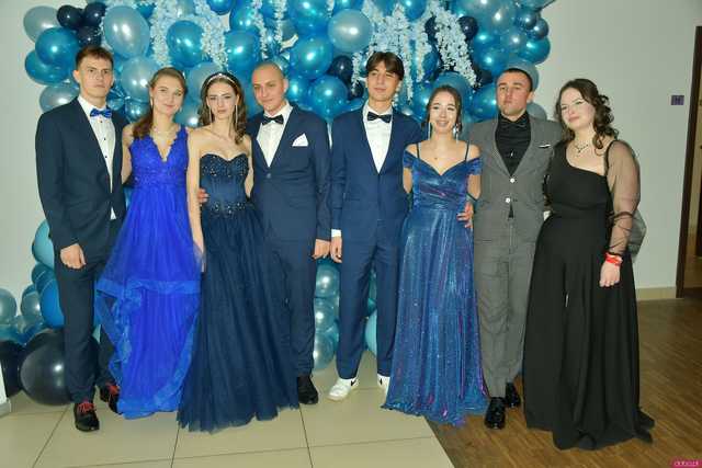 [WIDEO/FOTO] Szykowne stroje, uroczysty polonez i doskonała zabawa! Studniówka Zespołu Szkół Centrum Kształcenia Rolniczego w Mokrzeszowie