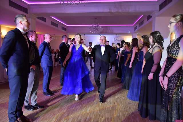 [WIDEO/FOTO] Szykowne stroje, uroczysty polonez i doskonała zabawa! Studniówka Zespołu Szkół Centrum Kształcenia Rolniczego w Mokrzeszowie