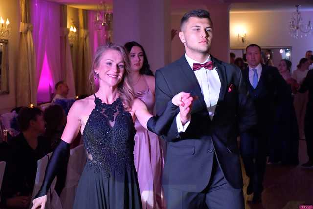 [WIDEO/FOTO] Szykowne stroje, uroczysty polonez i doskonała zabawa! Studniówka Zespołu Szkół Centrum Kształcenia Rolniczego w Mokrzeszowie