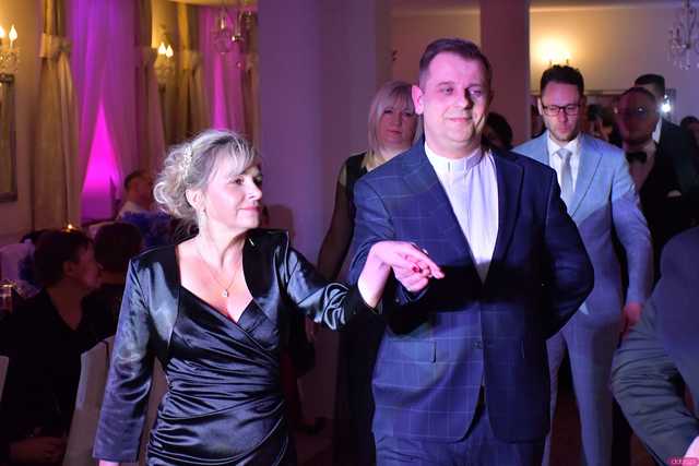 [WIDEO/FOTO] Szykowne stroje, uroczysty polonez i doskonała zabawa! Studniówka Zespołu Szkół Centrum Kształcenia Rolniczego w Mokrzeszowie