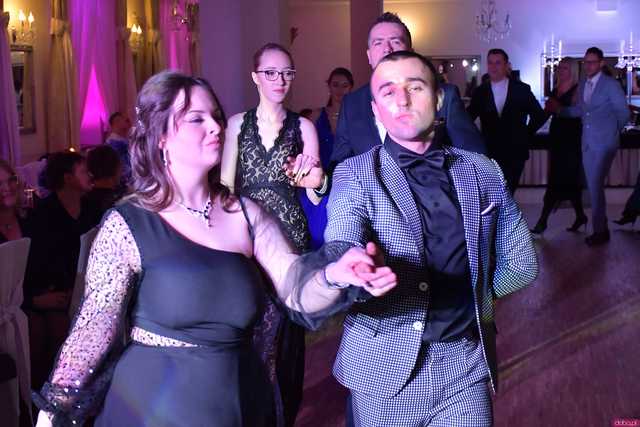 [WIDEO/FOTO] Szykowne stroje, uroczysty polonez i doskonała zabawa! Studniówka Zespołu Szkół Centrum Kształcenia Rolniczego w Mokrzeszowie