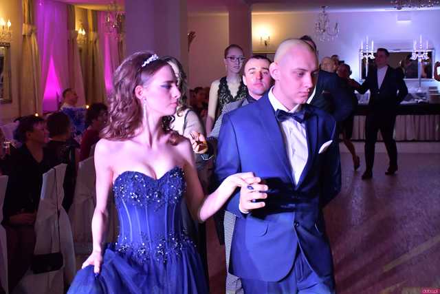 [WIDEO/FOTO] Szykowne stroje, uroczysty polonez i doskonała zabawa! Studniówka Zespołu Szkół Centrum Kształcenia Rolniczego w Mokrzeszowie